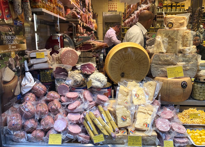 Một cửa hàng Prosciutto di Parma ở Bologna - Du lịch Bologna