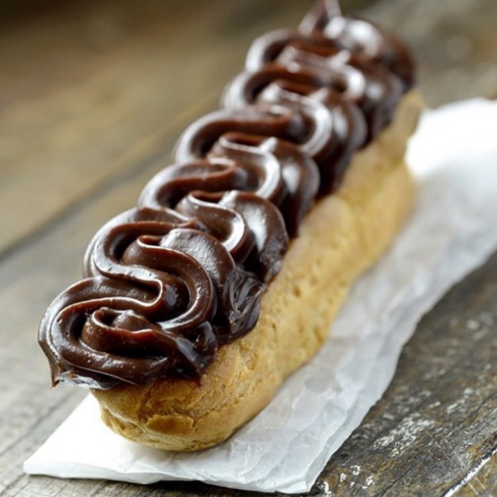 Eclair au chocolat - Những món tráng miệng ở Pháp có thể khiến bạn tan chảy trong sự ngọt ngào