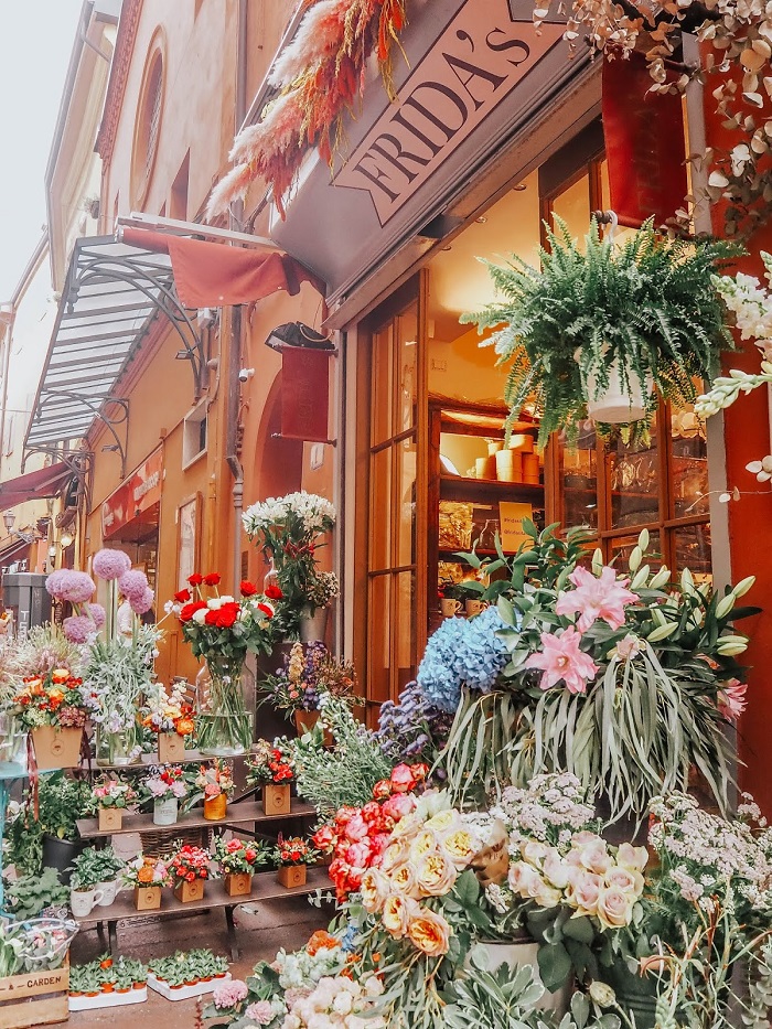 Một góc cửa hàng hoa nhỏ xinh ở Bologna - Du lịch Bologna