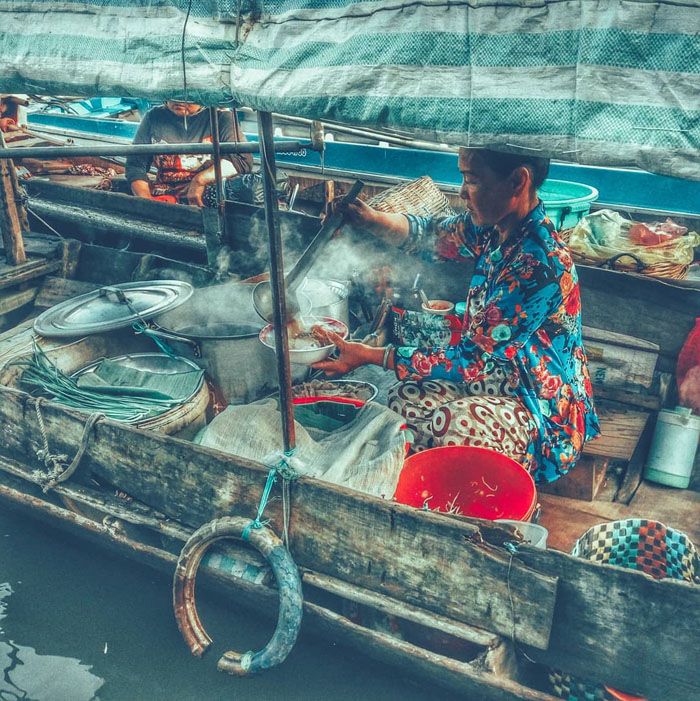 Hau Giang Floating Market - Bustling scene