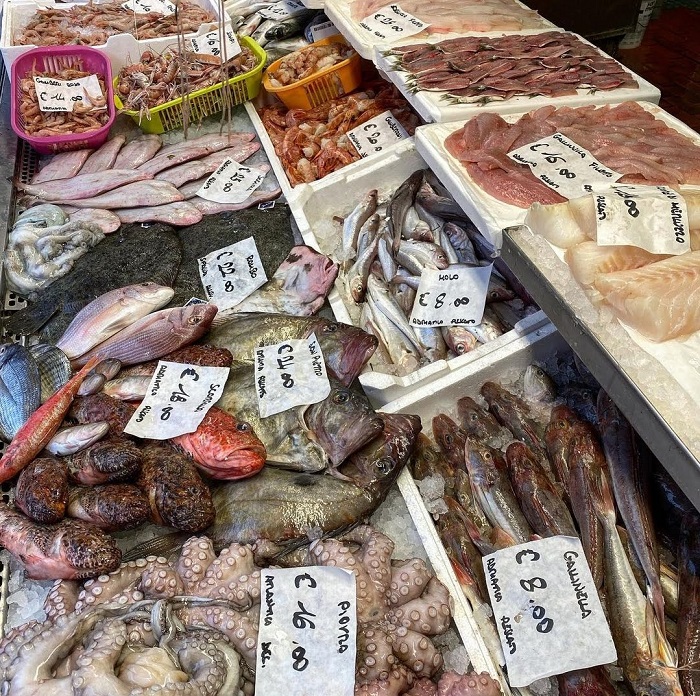 Hải sản tươi sống và cá được đánh bắt mang về đây - Chợ Rialto Venice