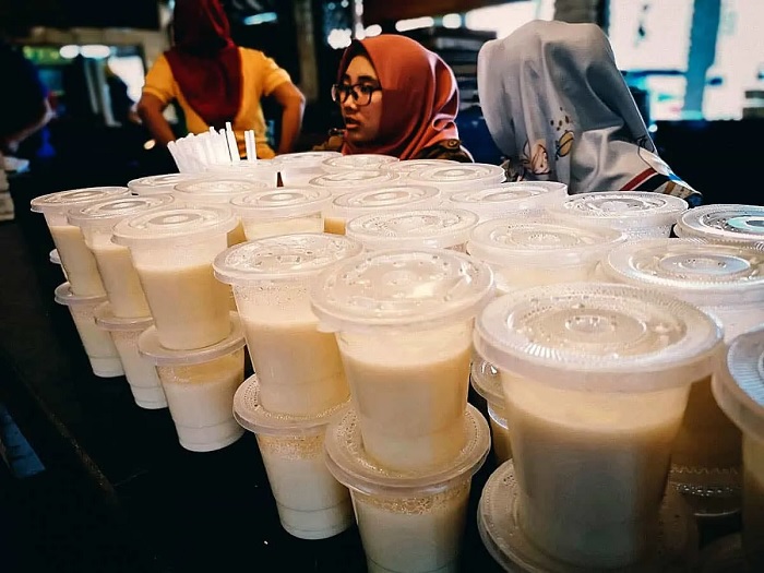 Những ly sữa đậu nành này thật sảng khoái và hoàn hảo với đậu phụ rán. - ăn gì ở Bandung