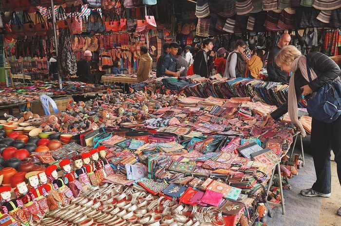 What to buy at Bac Ha market?  Brocade - The item to buy when coming to Bac Ha