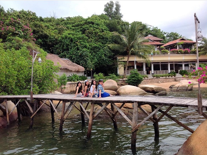 Cây cầu gỗ vươn ra biển - Resort Ngọc Sương