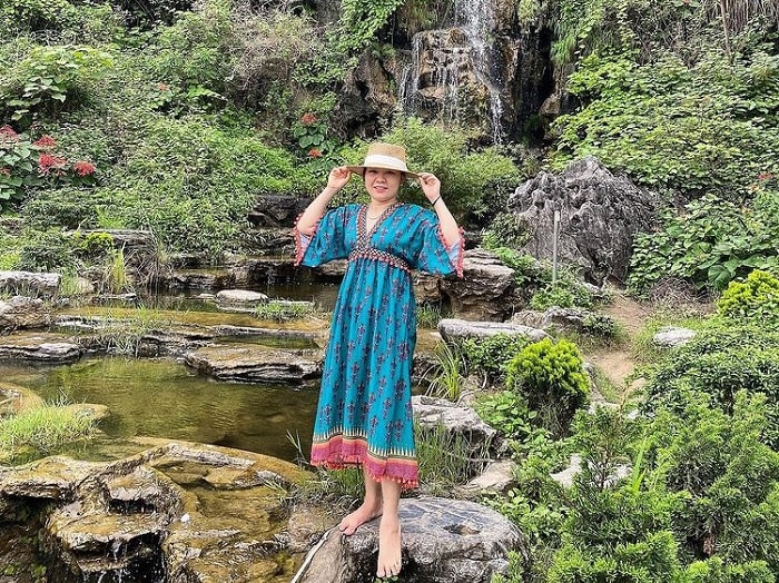What should I wear to travel in Ninh Binh - brocade dress