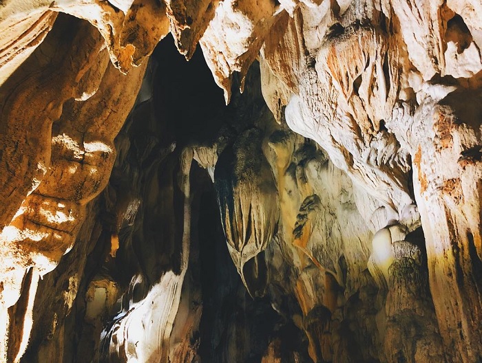 stalactites - the uniqueness of Trung Trang Cat Ba cave