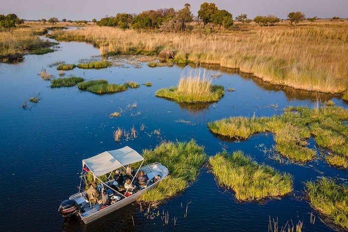 Tham quan chủ yếu bằng thuyền Đồng bằng Okavango