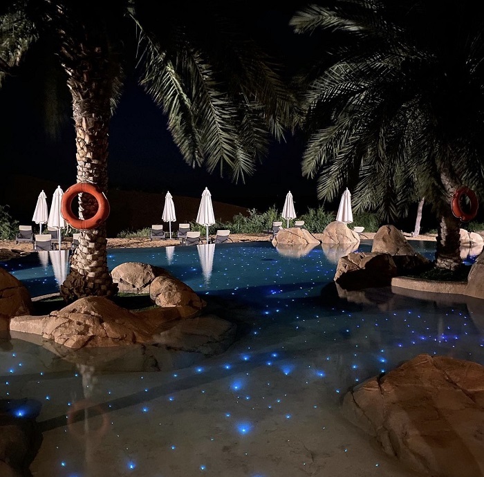 Ngắm nhìn bầu trời đầy sao và hồ bơi về đêm Telal resort ở Abu Dhabi