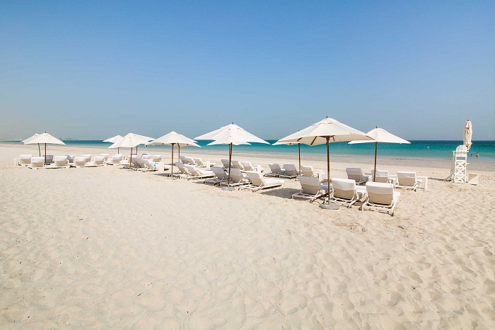 Bãi biển nằm ở Quận Bãi biển Saadiyat, gần Park Hyatt Abu Dhabi. bãi biển Saadiyat