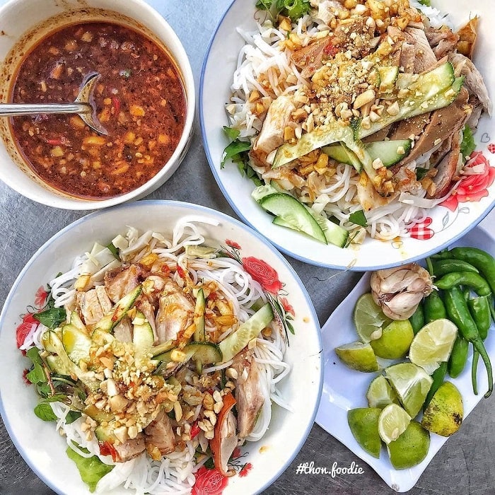 Phố Huỳnh Thúc Kháng - con phố ăn vặt nổi tiếng ở Đà Nẵng sầm uất 