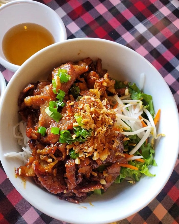 Ba Trai grilled meat vermicelli - delicious grilled pork vermicelli in Da Nang you should try 
