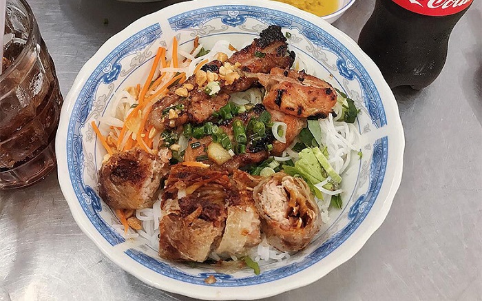 Chu Quang grilled pork vermicelli - a delicious grilled meat vermicelli restaurant in Da Nang on a budget 