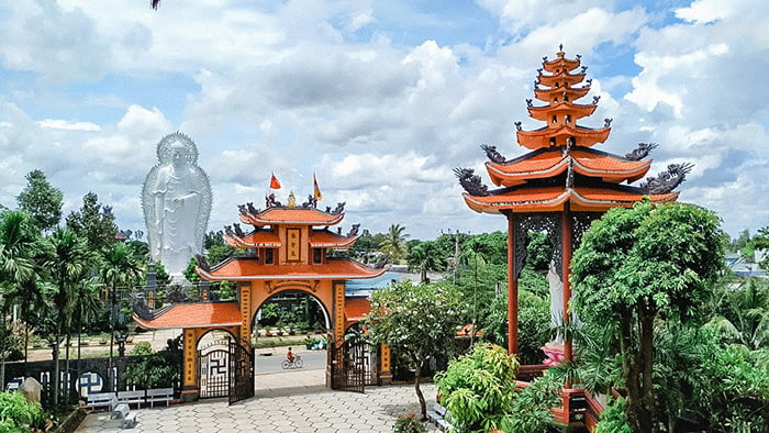 Ngôi chùa có bức tượng Phật hai mặt - Chánh điện