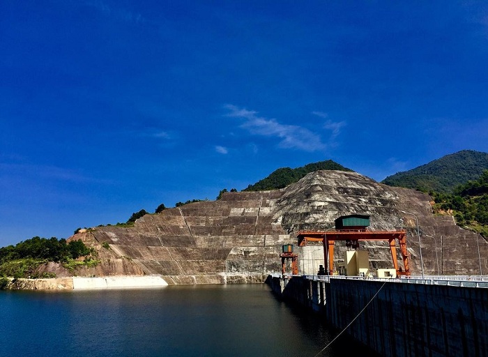 Son La Hydropower Plant is a famous destination in Muong La