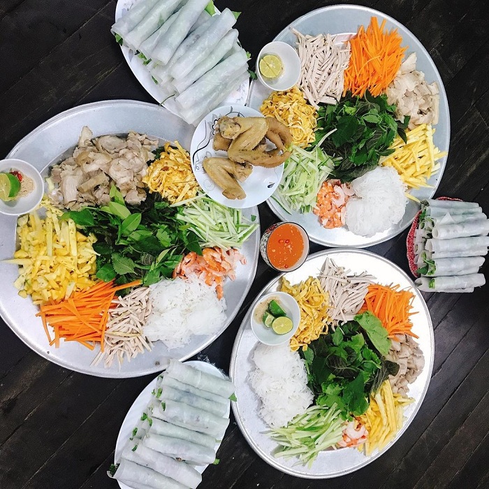 Pho cuon is a delicious Vietnamese noodle dish