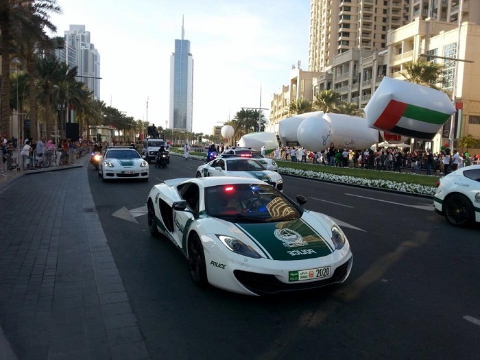 Cảnh sát ở Dubai sử dụng siêu xe sự thật về du lịch Dubai