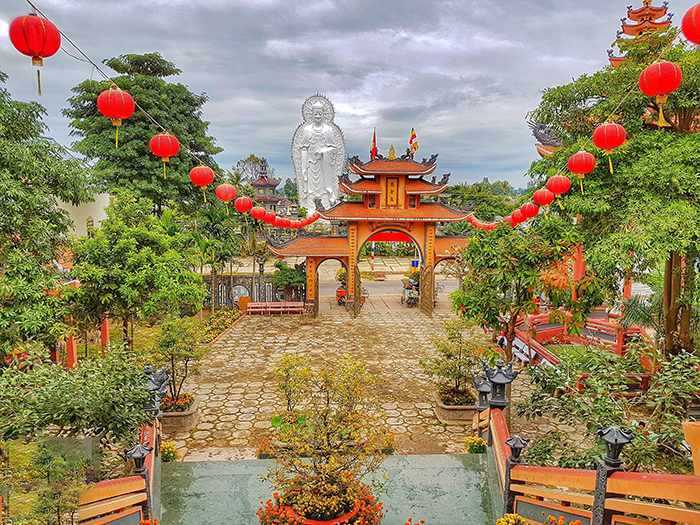 Ngôi chùa có bức tượng Phật hai mặt - Tôn tượng Phật Di Đà