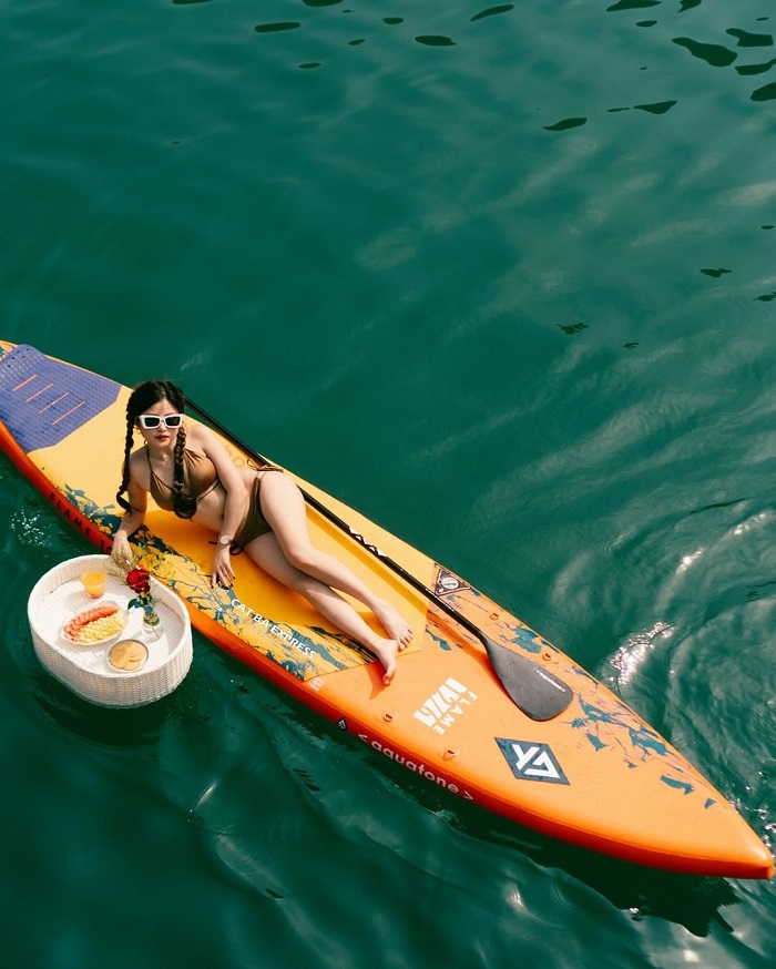 trải nghiệm du lịch ở Cát Bà - chèo thuyền kayak