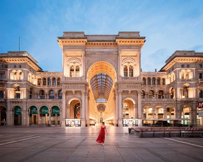 Cổng vào trung tâm mua sắm Galleria Vittorio Emanuele II địa điểm du lịch đẹp nhất ở Milan