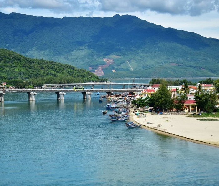 Lang Co is a beautiful bay in Vietnam