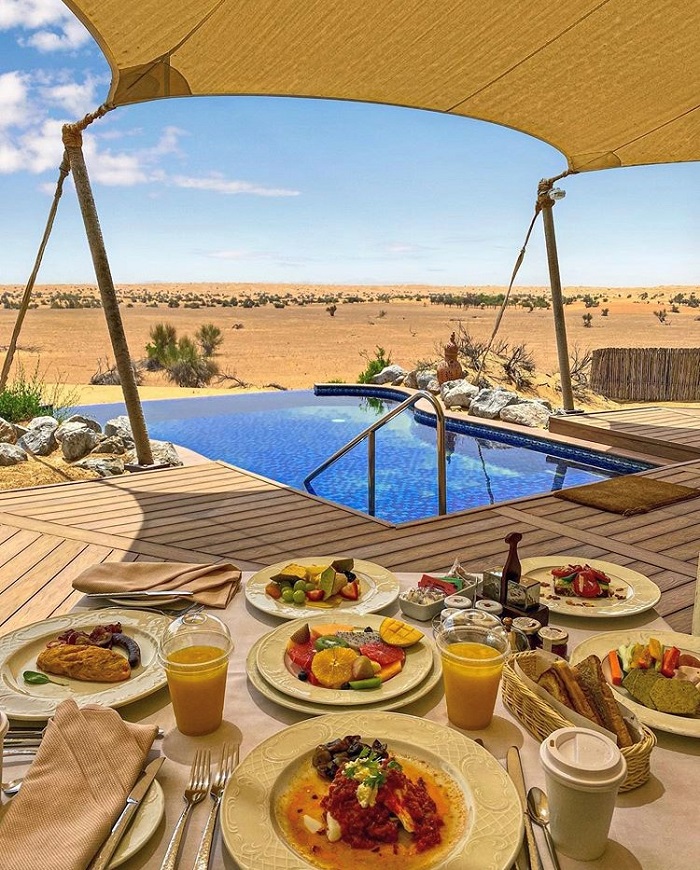 Hồ bơi với tầm nhìn ra sa mạc - khu nghỉ dưỡng trên sa mạc ở UAE