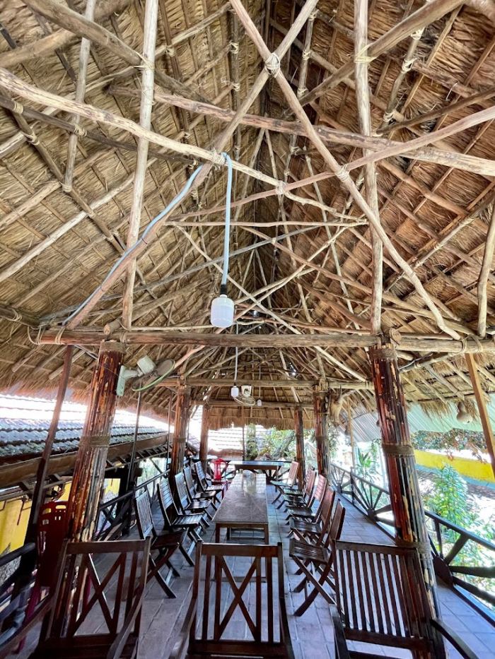 không gian quán gà nướng cơm lam ở Kon Tum nổi tiếng 