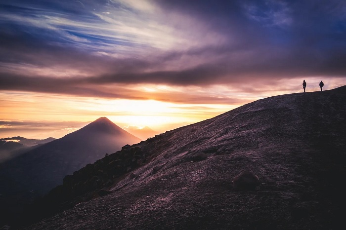 Người đi bộ ngắm ​​cảnh mặt trời mọc trên đỉnh núi Acatenango - du lịch Guatemala