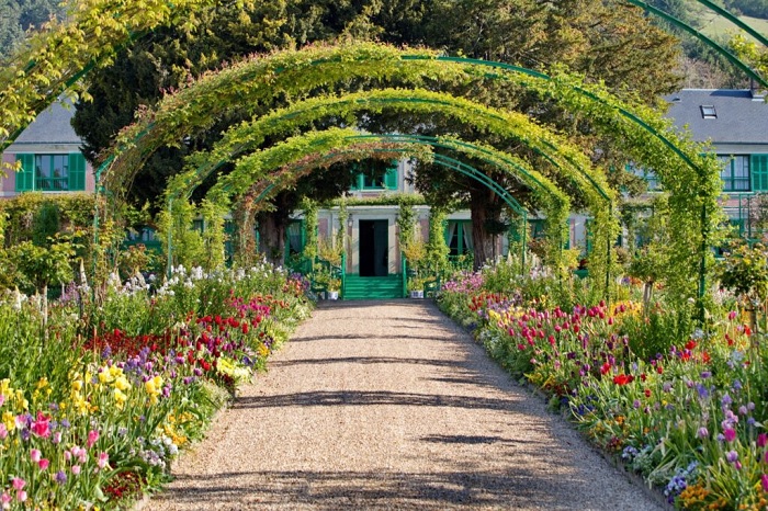 Bạn có thể ghé thăm ngôi nhà xinh xắn và đầy màu sắc trong Khu vườn của Monet tại Giverny