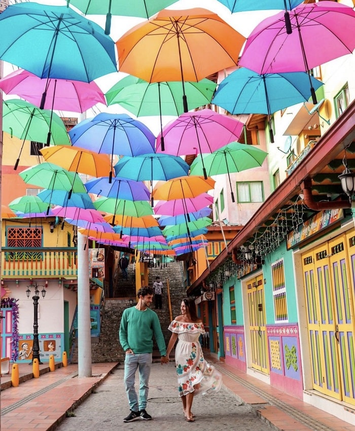 Dạo bước trên những con đường đầy màu sắc là điều nên làm ở thị trấn Guatape Colombia