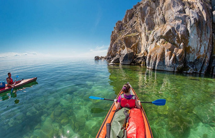 Chèo thuyền kayak là điều nên làm ở đảo Olkhon Nga