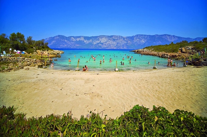 Đảo Cleopatra Thổ Nhĩ Kỳ cùng với làn nước màu ngọc lam như sữa của vịnh nhỏ