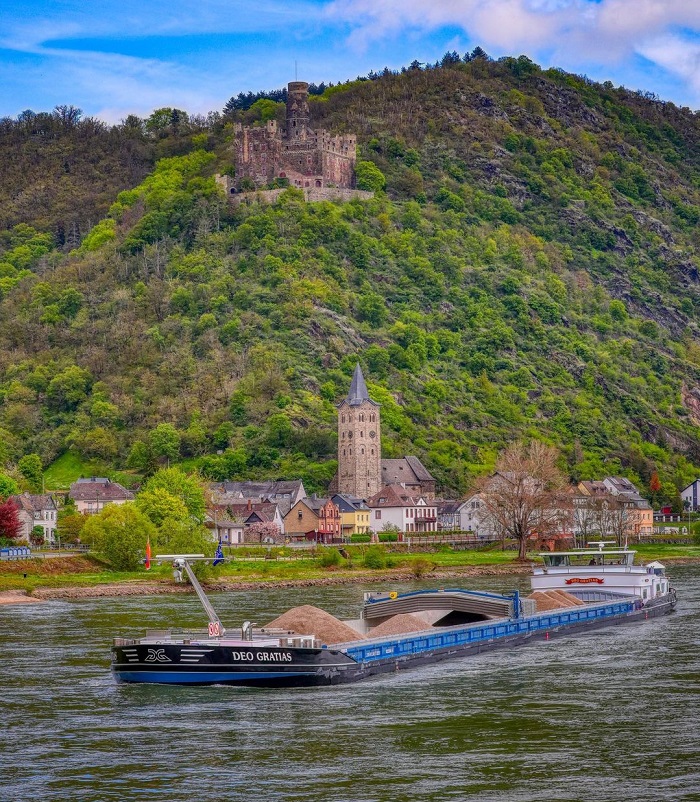 Rhine là con sông nổi tiếng ở châu Âu, bắt nguồn từ dãy Alps Thụy Sỹ