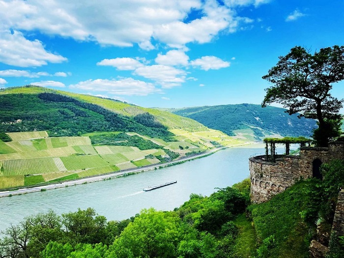 Rhine là con sông nổi tiếng ở châu Âu, đi qua những khung cảnh đẹp như tranh