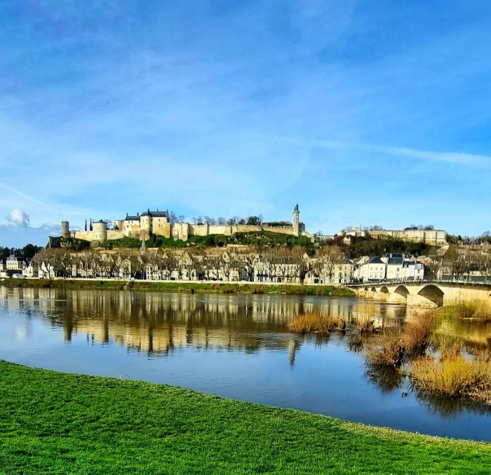 Loire cũng là con sông nổi tiếng châu Âu đưa du khách đi qua nhiều lâu đài đẹp