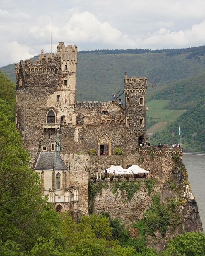 Burg Rheinstei cũng là công trình gothic nổi tiếng thế giới nằm ở nước Đức