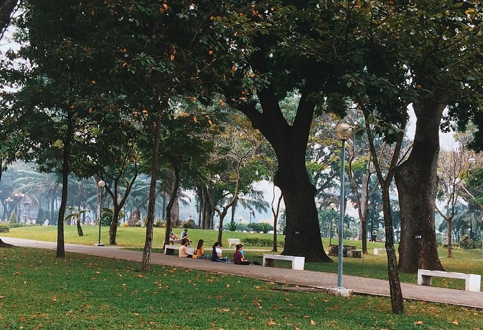 ngắm cảnh tại Công viên Gia Định Sài Gòn 