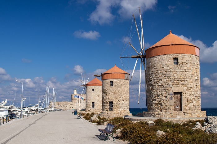 Cối xay gió trên đảo đảo Symi Hy Lạp