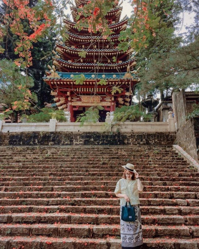bậc thang chùa minh thành điểm ngắm hoa phượng ở Gia Lai