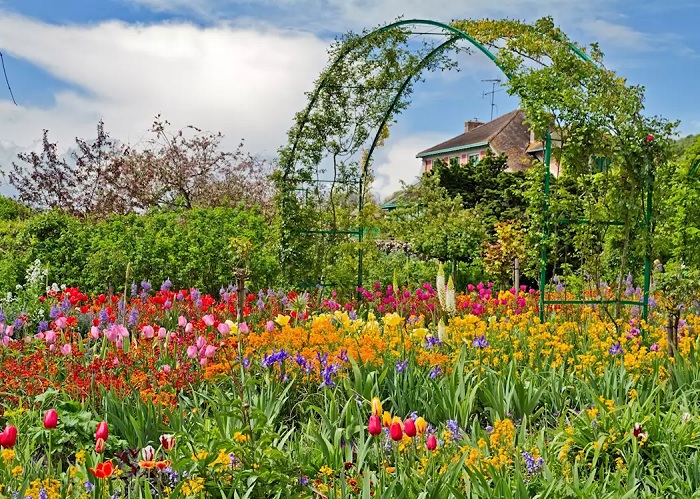 Khu vườn của Monet tại Giverny được bố trí theo những đường thẳng với nhiều luống dài có lối đi giữa 