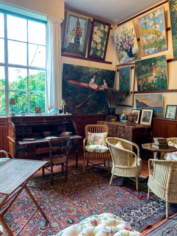 Bên trong ngôi nhà của Monet được bài trí đơn giản, sơn màu sặc sỡ - Khu vườn của Monet tại Giverny