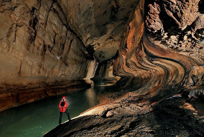 Tham quan hang động ở vườn quốc gia Gunung Mulu