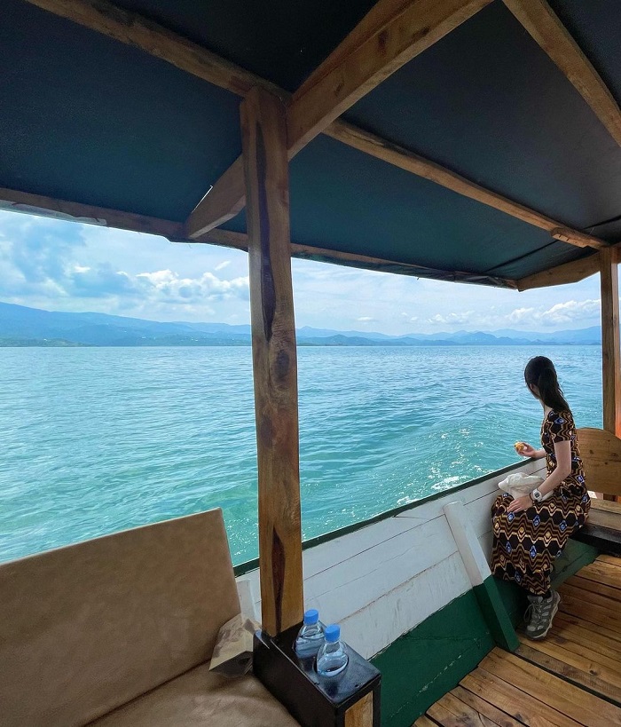 Kivu là hồ nước đẹp ở châu Phi lúc nhưng cũng rất nguy hiểm