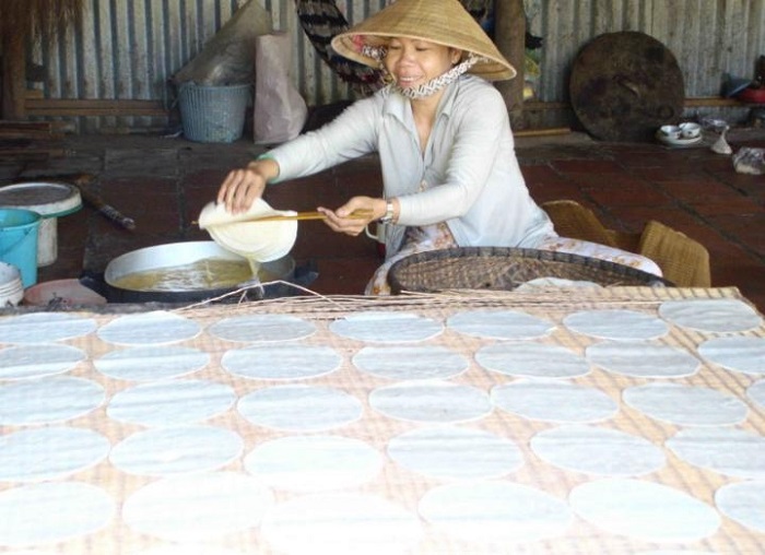 Khám phá công đoạn làm bánh phồng ở làng nghề bánh phồng Phú Mỹ