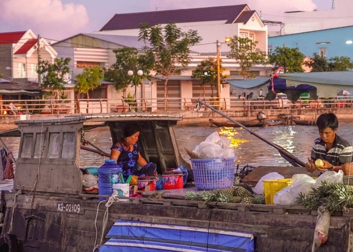 Nét đặc trưng văn hoá sông nước ở Cà Mau qua chợ nổi Cà Mau mua bán
