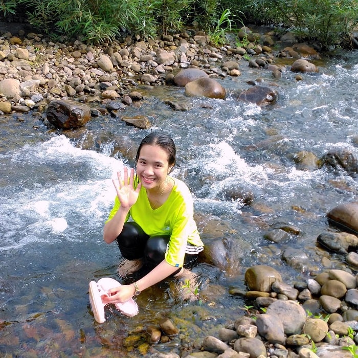 Bathing in streams at Vuc Cheo Stream in Quang Binh 