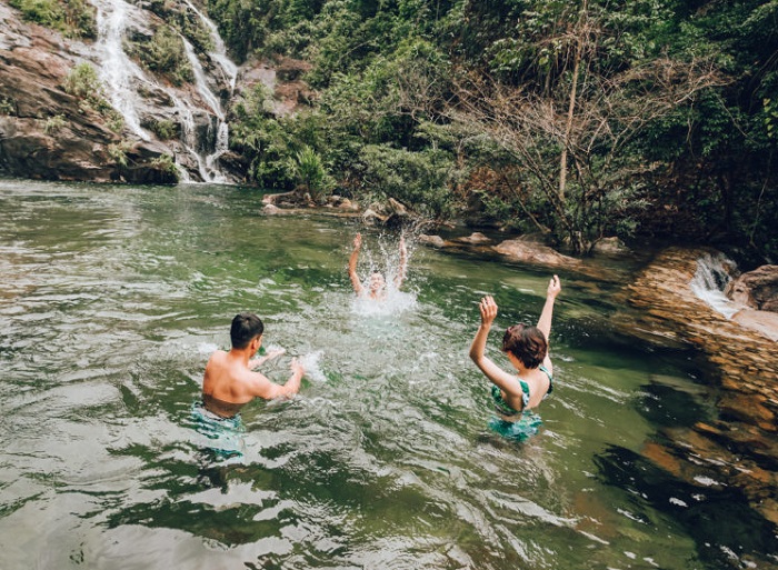 tắm thác Bù Xa Bình Phước  