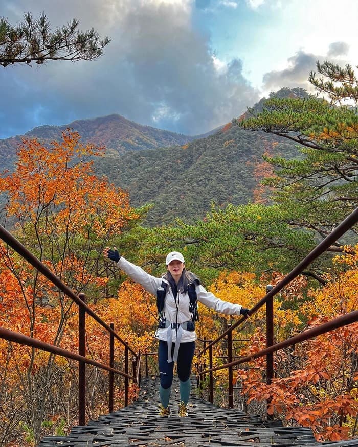 Đi bộ ở vườn quốc gia Juwangsan Hàn Quốc 