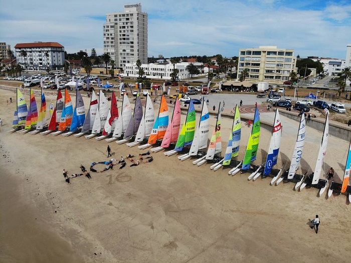 Lướt sóng và lướt ván buồm là hoạt động thú vị tại bãi biển Hobie