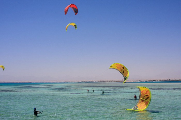 Lướt ván diều là điều cần làm ở bãi biển Hurghada và khu vực xung quanh 