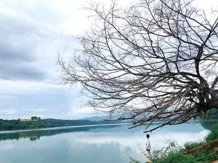 Biển hồ T'Nưng  gần cánh đồng Ngô Sơn 